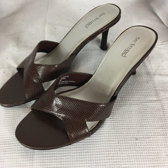 Bay Studio womens brown faux croc open toe sandals - Picture 6 of 7